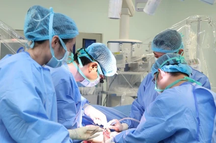 Ê-kíp tiến hành ghép gan cho người bệnh. 