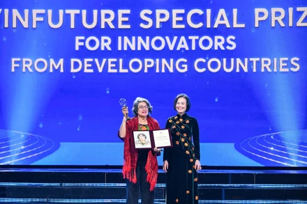 Giải Đặc biệt VinFuture 2025 dành cho Nhà khoa học đến từ các nước đang phát triển đã vinh danh Giáo sư María Esperanza Martínez-Romero (Mexico) vì những tiến bộ trong nghiên cứu sinh thái vi sinh vật và cơ chế cố định nitơ cộng sinh tại các hệ sinh thái nhiệt đới. (Ảnh: THÀNH ĐẠT)