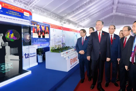 Tổng Bí thư Tô Lâm, Thủ tướng Chính phủ Phạm Minh Chính, Chủ tịch Quốc hội Trần Thanh Mẫn cùng các vị lãnh đạo, nguyên lãnh đạo Đảng và Nhà nước tham quan không gian triển lãm thiết bị công nghệ chiến lược.