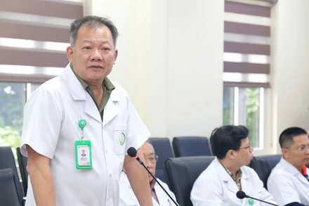 Phó Giáo sư, Tiến sĩ, bác sĩ Dương Đức Hùng, Giám đốc Bệnh viện Hữu nghị Việt Đức.