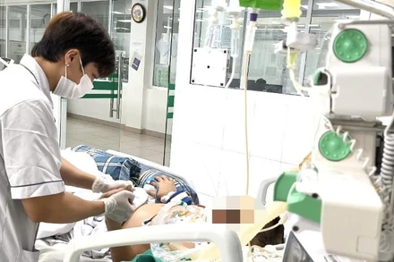 Bệnh nhân nằm điều trị tại Bệnh viện Bệnh Nhiệt đới Trung ương. 