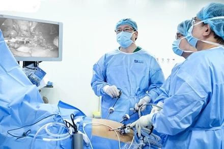 Bác sĩ thực hiện phương pháp phẫu thuật cắt dạ dày không điển hình. (Ảnh: BVCC)