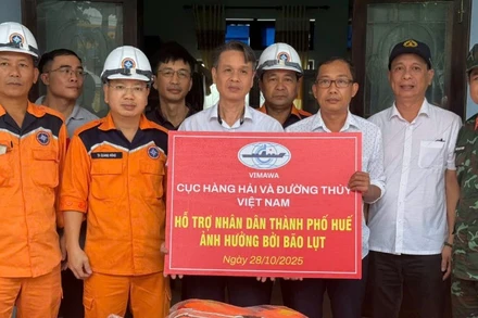 Đoàn công tác hỗ trợ trang thiết bị cứu sinh cho các xã tại thành phố Huế.