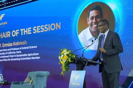 Giáo sư Ermias Kebreab trình bày tại Tọa đàm Khoa học vì cuộc sống thuộc Tuần lễ Khoa học Công nghệ VinFuture. 