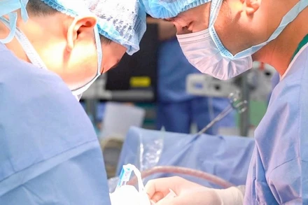 Bệnh viện Nhi Trung ương lần đầu tiên thực hiện kỹ thuật cắt rễ thần kinh lưng chọn lọc, dưới sự hướng dẫn của các chuyên gia Bệnh viện Alabama (Hoa Kỳ).