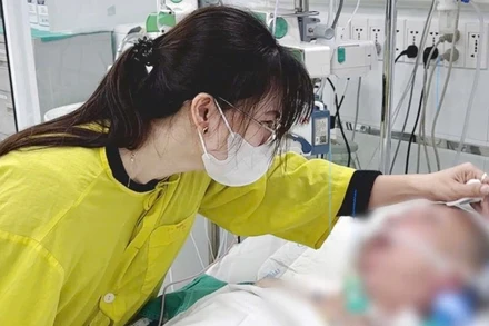 Người vợ tiễn biệt chồng lần cuối.