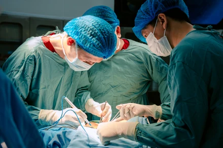 Tiến sĩ, bác sĩ Trần Thanh Tùng - Trưởng Khoa Ngoại tổng hợp cùng ê-kíp mổ phối hợp thực hiện phẫu thuật cho người bệnh.