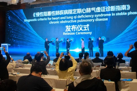 Các đại biểu nhấn nút khai mạc Diễn đàn quốc tế Lạc bệnh học lần thứ 21.