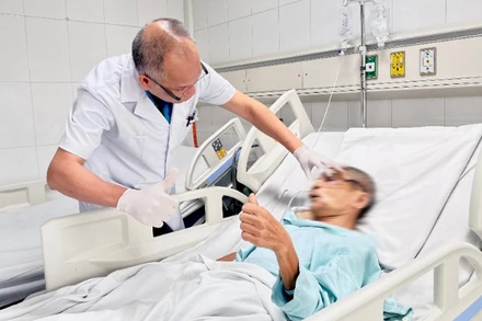 Phó Giáo sư, Tiến sĩ Nguyễn Hồng Hà - Trưởng khoa Phẫu thuật Hàm mặt, Tạo hình và Thẩm mỹ khám lại cho người bệnh.