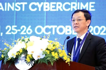 Thứ trưởng Y tế Nguyễn Tri Thức phát biểu tại tọa đàm.