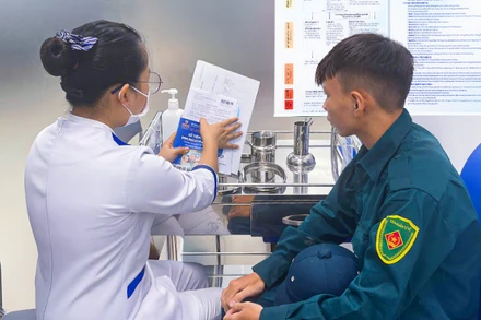 Nhân viên y tế tư vấn cho người dân trước khi tiêm.