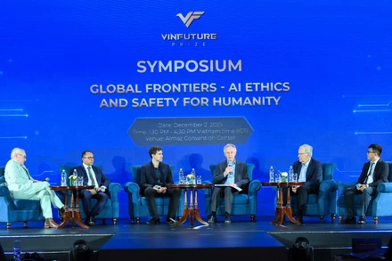 Các nhà khoa học trao đổi tại tọa đàm.