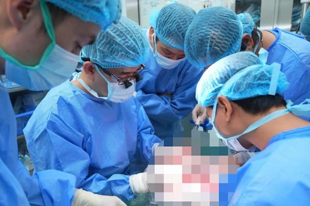 Các bác sĩ tiến hành phẫu thuật ghép gan cho người bệnh. 