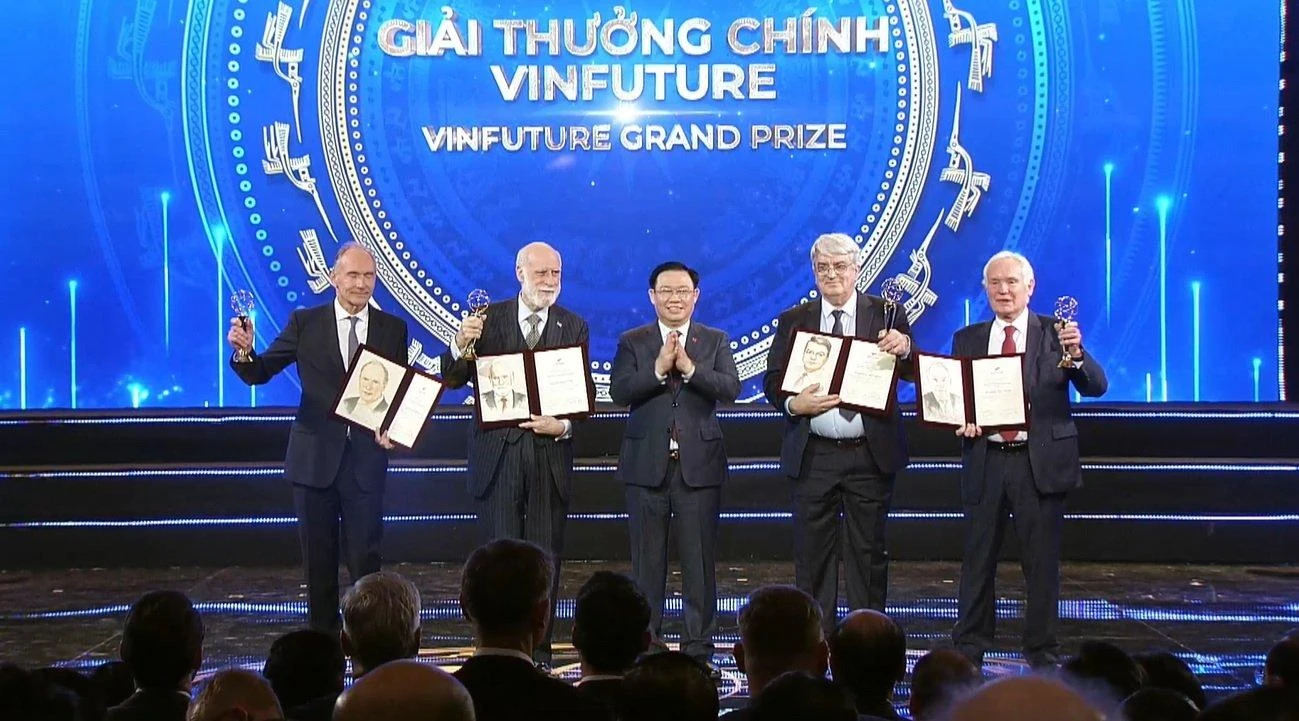 Chủ tịch Quốc hội Vương Đình Huệ trao Giải thưởng Chính VinFuture 2022 trị giá 3 triệu USD cho các tác giả.
