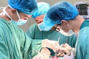 Các bác sĩ can thiệp cho người bệnh. 