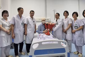 Lãnh đạo Bệnh viện 19-8 chúc mừng bệnh nhân ra viện. 
