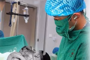 Các bác sĩ Bệnh viện Phụ Sản Hà Nội đã triển khai kịp thời ca cấp cứu, bảo toàn tính mạng mẹ và con.