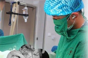 Các bác sĩ Bệnh viện Phụ Sản Hà Nội đã triển khai kịp thời ca cấp cứu, bảo toàn tính mạng mẹ và con.