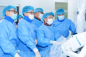 Tiến sĩ, bác sĩ Nguyễn Quốc Thái, Phó Viện trưởng Viện Tim mạch và ê-kíp thực hiện kỹ thuật TAVI cho người bệnh. (Ảnh: BVCC)