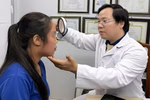 Bác sĩ Nguyễn Tiến Thành khám cho bệnh nhân. (Ảnh minh họa)