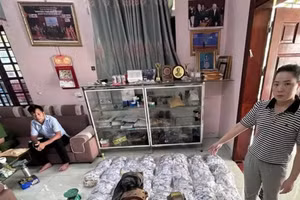Lực lượng Công an thu giữ số lượng lớn thuốc đông y và máy móc, phương tiện sản xuất thuốc đông y giả của một cơ sở. (Ảnh: Công an thành phố Hà Nội)