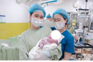 Bé trai chào đời với cân nặng lên tới 5.860gr tại Bệnh viện Phụ sản Hà Nội.