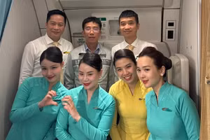 Giáo sư, Tiến sĩ Mai Duy Tôn (mặc áo ghi, đứng giữa) chụp ảnh cùng phi hành đoàn.