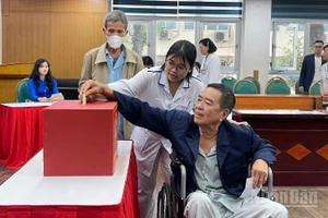 Ông Phạm Mạnh Chuân (71 tuổi, quê Hưng Yên) bỏ phiếu tại điểm bỏ phiếu lưu động tại Bệnh viện Bạch Mai. 