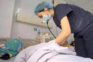 Bệnh nhân nằm điều trị tại Bệnh viện Bệnh Nhiệt đới Trung ương.