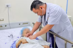 Tiến sĩ, bác sĩ Phan Thảo Nguyên, Phó Giám đốc Bệnh viện E, Trưởng khoa Nội Tim mạch người lớn cho biết đây là một trong những ca bệnh nguy kịch nhất mà ê-kíp từng tiếp nhận.