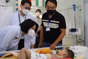 Phó Giáo sư, Tiến sĩ Nguyễn Thị Liên Hương, Thứ trưởng Y tế thăm hỏi bệnh nhi mắc tay chân miệng nằm tại Bệnh viện Nhi đồng 2.