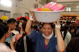 Người bệnh dù tay đeo kim luồn nhưng rất vui vẻ, hạnh phúc trong phiên chợ "0 đồng".