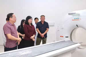 Bộ trưởng Y tế yêu cầu bệnh viện tiếp tục rà soát kỹ lưỡng các phương án vận hành, bảo đảm mọi quy trình được thực hiện an toàn, thông suốt, lấy người bệnh làm trung tâm.