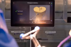 Robot CORI tích hợp trí tuệ nhân tạo AI đóng vai trò như “trợ lý” thông minh giúp bác sĩ thực hiện ca mổ đạt độ chính xác cao.