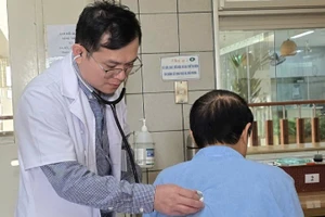 Tiến sĩ, bác sĩ Ngô Gia Khánh thăm khám cho người bệnh đang điều trị tại Khoa Phẫu thuật lồng ngực và mạch máu.