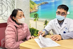 Bác sĩ khám và tư vấn cho người bệnh.