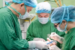 Tại Bệnh viện Nhi Trung ương, thay vì phải trải qua một cuộc đại phẫu với việc tháo rời và tái tạo lại gần như toàn bộ khối xương trán-ổ mắt, nhiều bệnh nhi hiện nay đã được điều trị bằng kỹ thuật kéo giãn phức hợp trán-ổ mắt.