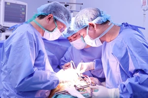 Các bác sĩ triển khai một ca ghép tạng. 