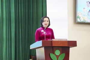 Phó Chủ tịch Quốc hội Nguyễn Thị Thanh phát biểu chúc mừng các thầy thuốc Bệnh viện Nhi Trung ương. 