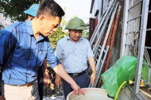 Lãnh đạo Trung tâm Kiểm soát bệnh tật Hà Tĩnh kiểm tra, hướng dẫn triển khai các biện pháp phòng bệnh lây lan.