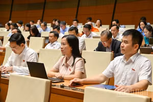 Chiều 10/4, các đại biểu thảo luận tại hội trường về dự án Luật Tín ngưỡng, tôn giáo (sửa đổi). (Ảnh: THỦY NGUYÊN)