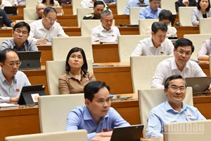 Các đại biểu thảo luận ở hội trường chiều 10/4. (Ảnh: DUY LINH)