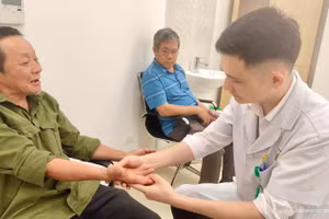 Bác sĩ khám cho cán bộ, cựu chiến binh, thương bệnh binh, người có công với cách mạng và các gia đình chính sách.