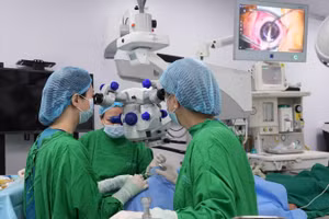 Ê-kíp thầy thuốc thực hiện ghép giác mạc cho người bệnh. 