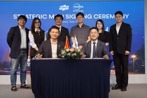 Ông Vũ Anh Tú, Giám đốc Điều hành FPT UAV, Tập đoàn FPT và ông Kwon Ki-jung, Tổng Giám đốc NARMA Inc. đại diện ký kết hợp tác.