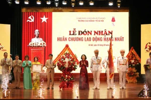 Trường Cao đẳng Y tế Hà Nội đón nhận Huân chương Lao động hạng Nhất.