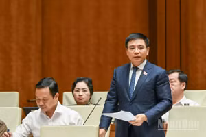 Phó Thủ tướng Chính phủ Nguyễn Văn Thắng giải trình trước Quốc hội sáng 21/4. (Ảnh: THỦY NGUYÊN)