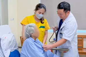 Tiến sĩ, bác sĩ Phan Thảo Nguyên, Phó Giám đốc bệnh viện, Trưởng khoa Nội tim mạch người lớn, Trung tâm tim mạch, Bệnh viện E khám cho bệnh nhân sau phẫu thuật.