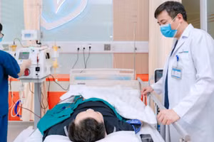 Bác sĩ Khoa Thận nhân tạo thực hiện kỹ thuật DFPP cho người bệnh, bảo đảm theo dõi chặt chẽ và an toàn trong suốt quá trình điều trị.