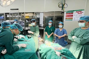 Các bác sĩ chuẩn bị mổ cho người bệnh. 